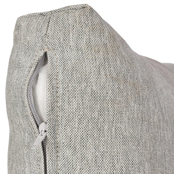 Nahaufnahme eines grau melierten Kissenbezugs aus gewebtem Textil mit einem teilweise geöffneten Reißverschluss an der Seite.