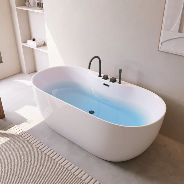 Freistehende Badewanne in modernem Badezimmer mit Armatur und gefülltem Wasser in einem hellen, organisierten Raum.
