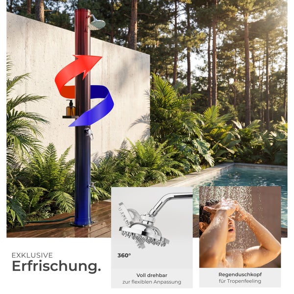 Solardusche im Garten neben einem Pool mit um 360 Grad drehbarem Regenduschkopf und Seifenablage in einer hellen Umgebung mit viel Vegetation.
