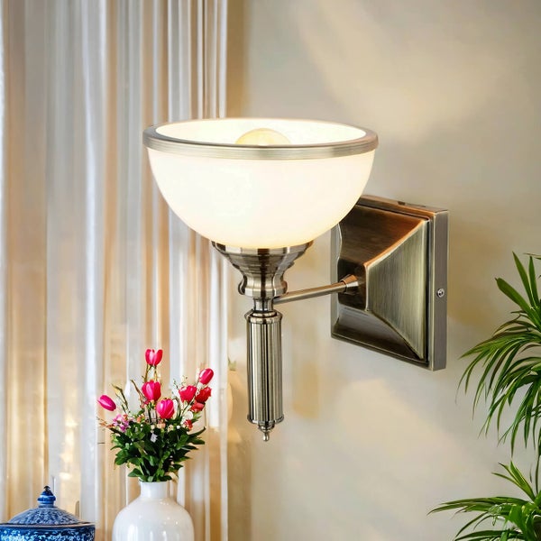 Wandleuchte mit halbrunder Form und metallischer Halterung