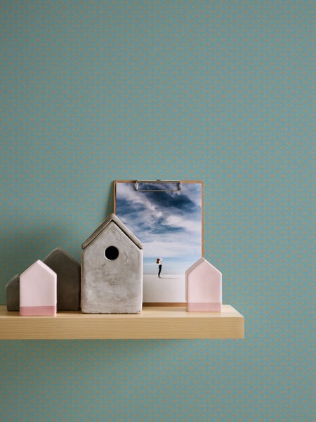 Dekorative Häuser und ein Klemmbrett mit einem Bild auf einem Regal