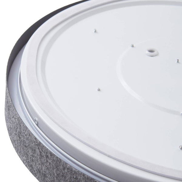 Nahaufnahme einer runden Deckenleuchte mit grauem Textilschirm aus Filz und weißer Montageplatte.