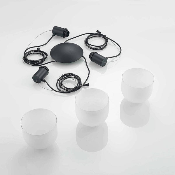 Pendelleuchte mit drei Lampenschirmen und schwarzer Aufhängung