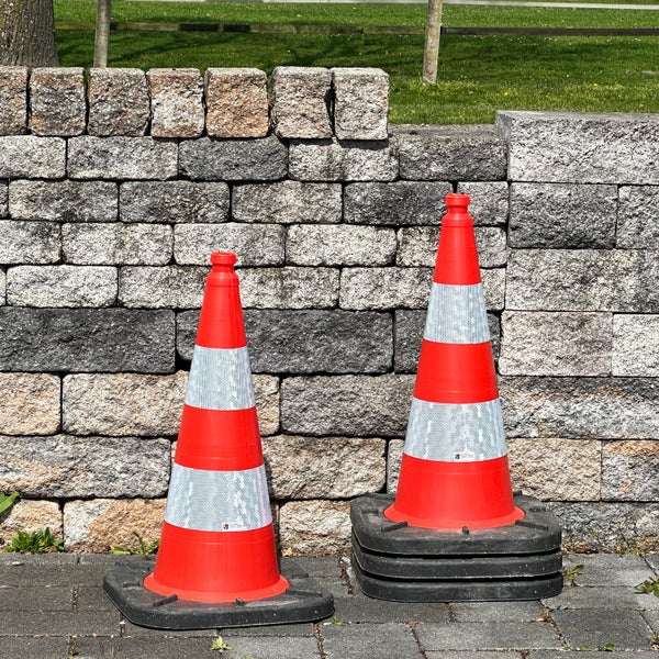 Reihe rot-weißer Verkehrshütchen am Straßenrand