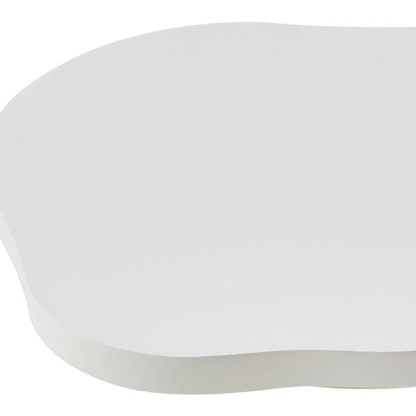 Weißes Regalbrett mit geschwungener, organischer Kante.