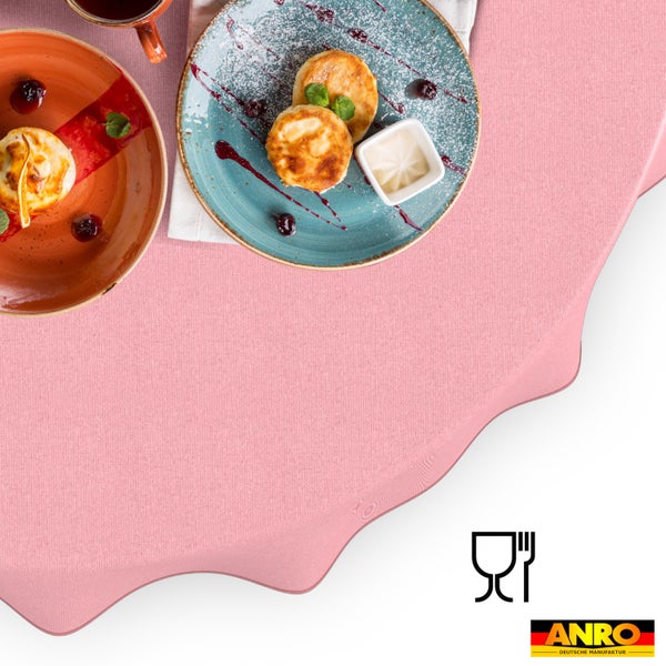 Strukturierte Tischdecke mit Frühstücksszene, Tellern mit Pfannkuchen, einer Tasse und Sahne. ANRO Logo und lebensmittelecht Symbol.