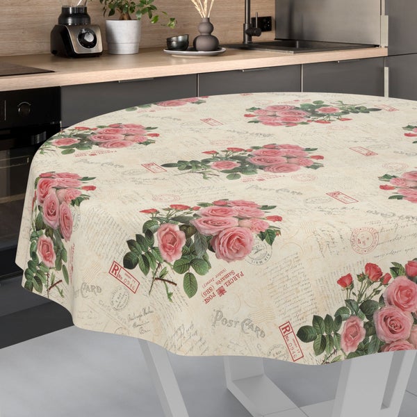 Runde Tischdecke mit Rosen-Motiv und Vintage-Postkarten-Design in einer modernen Küche.
