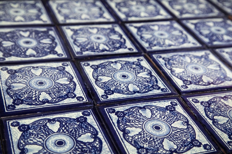 Fliesen mit floralem Muster