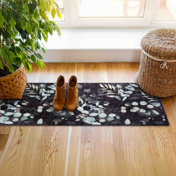 Flur mit Läufer, Pflanze im Korb und zwei Stiefeln