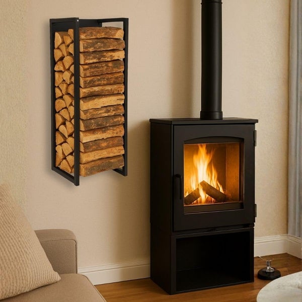 Wohnzimmer mit Kaminofen und Wandholzregal mit Holz