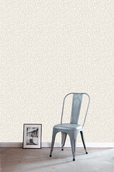 Szene mit einer beigen Tapete mit Häusern, einem Stuhl und einem gerahmten Bild.