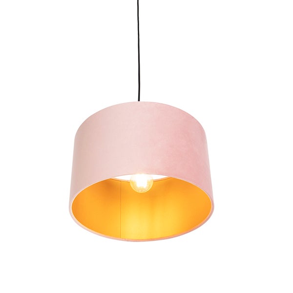 Zylindrische Hängeleuchte mit einem Lampenschirm aus rosa Samt, goldfarbener Innenseite und schwarzem Kabel.