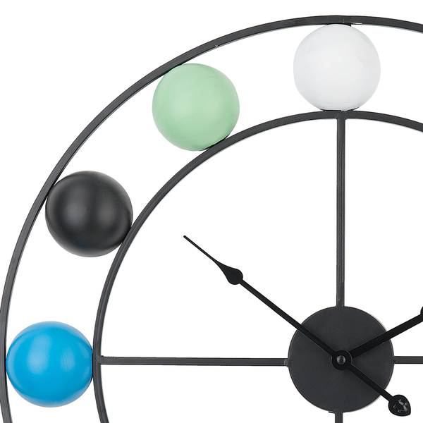 Moderne Wanduhr aus Metall mit runden, farbigen Akzenten und schwarzen Zeigern