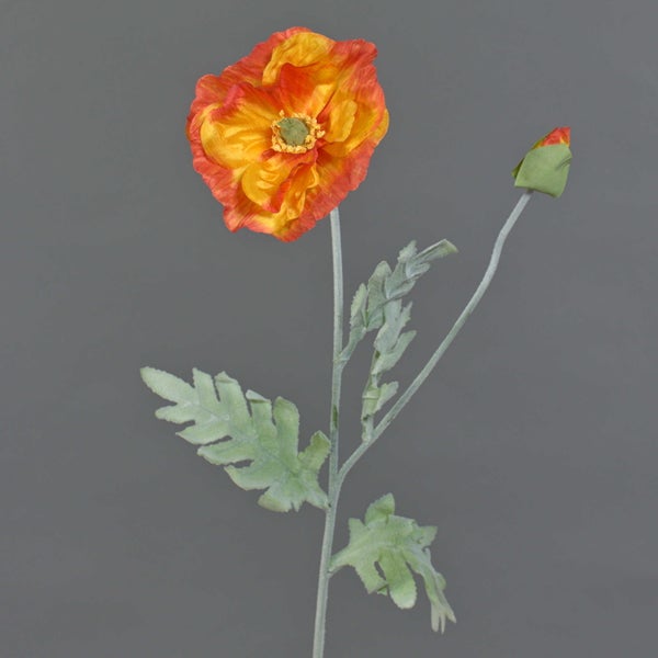 Künstliche Mohnblume mit einer orangefarbenen Blüte, einer Knospe und grünen Blättern am Stiel.