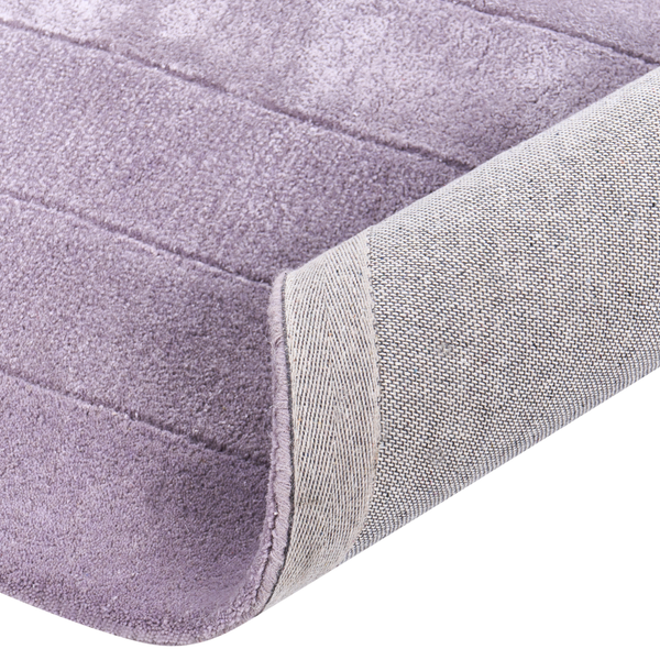 Gestreifte violette Badematte aus weicher Mikrofaser mit rutschfester Rückseite, Detailansicht der Oberflächenstruktur.
