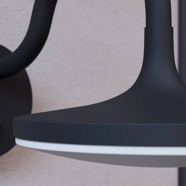 Nahaufnahme einer modernen Wandleuchte in Schwarz mit flachem Lampenschirm und integriertem LED-Leuchtmittel.