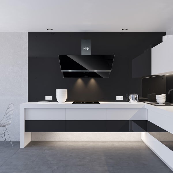 Moderne Küche mit schwarzer Kaufmann Dunstabzugshaube über einem Induktionskochfeld und einer minimalistischen weißen Arbeitsplatte.