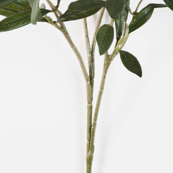 Künstlicher Olivenzweig mit grünen Blättern und braunem Stiel.