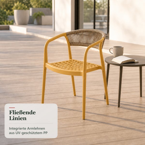 Gartenstuhl mit Armlehnen aus UV-geschütztem Polypropylen auf einer Terrasse mit kleinem Beistelltisch.