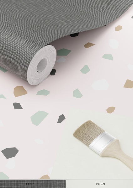 Tapetenrolle mit Terrazzo-Muster und Pinsel