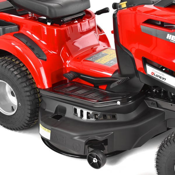 Roter Rasentraktor der Marke Hecht mit Loncin Motor, Detailansicht von Sitz, Trittfläche und Mähwerk.
