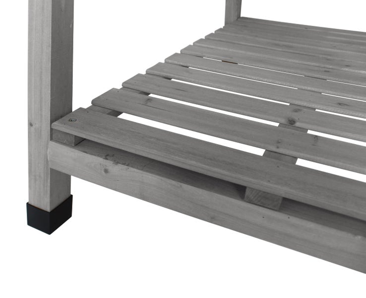 Detailansicht eines Holzregals mit Lamellenablage und Standfuß