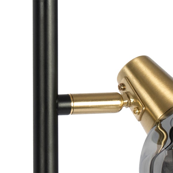 Detail einer Stehlampe mit Lampenschirm aus Metall