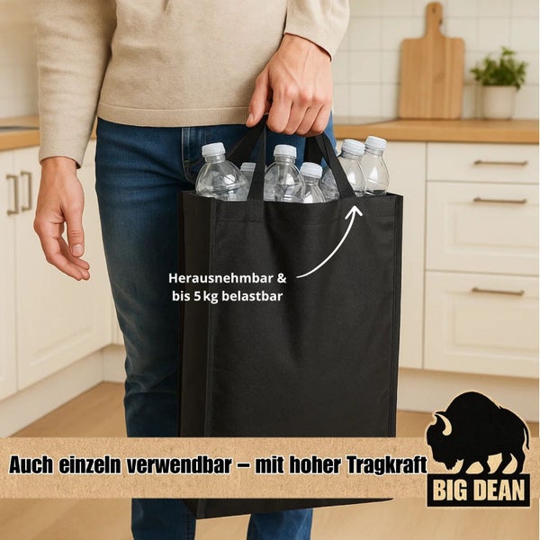 Person hält eine schwarze Tragetasche gefüllt mit Wasserflaschen in der Küche. Big Dean Logo.