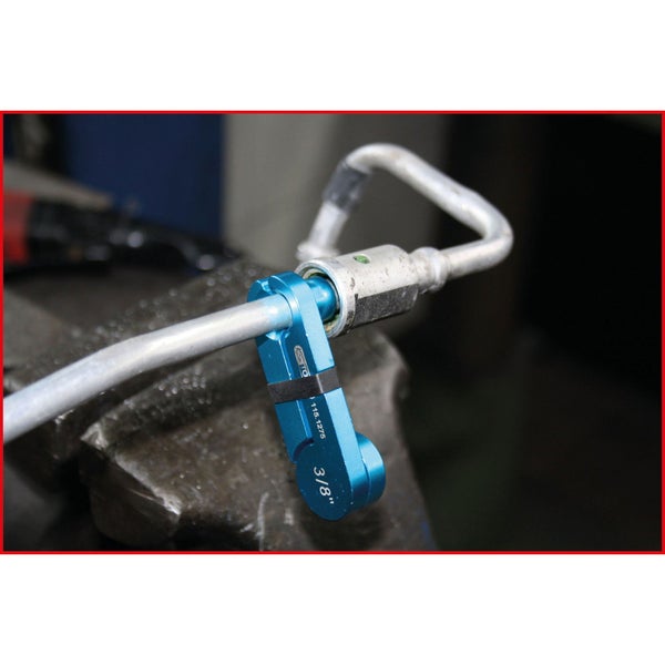 Werkzeugsatz für Motoren in einem blauen Werkzeugkoffer