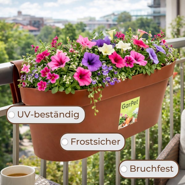Brauner GarPet Balkonkasten am Geländer mit bunten Blumen. Er ist UV-beständig, frostsicher und bruchfest.