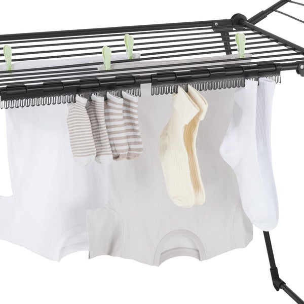 Wäscheständer mit aufgehängter Wäsche, einschließlich T-Shirts und Socken