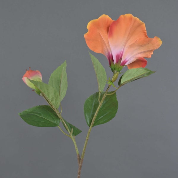 Künstlicher Hibiskuszweig mit einer Blüte, einer Knospe und grünen Blättern.