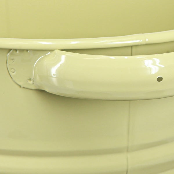 Detailaufnahme eines Metalleimers mit Griff