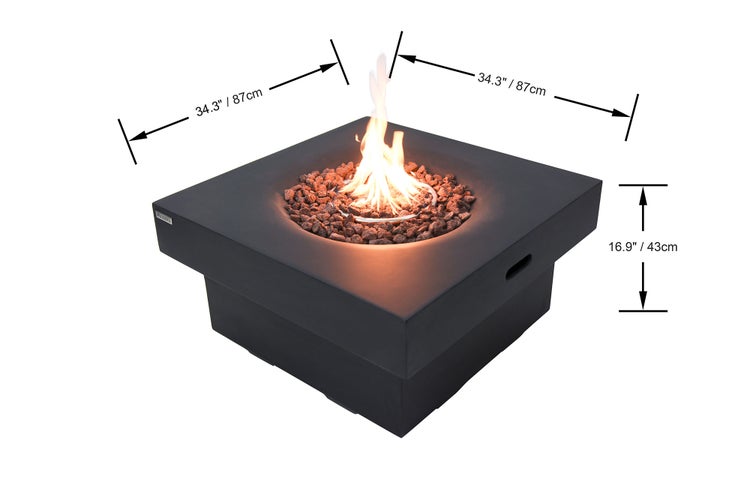 Quadratische schwarze Gas-Feuerstelle mit Lavasteinen und Flamme, Breite 87 Zentimeter, Tiefe 87 Zentimeter, Höhe 43 Zentimeter.