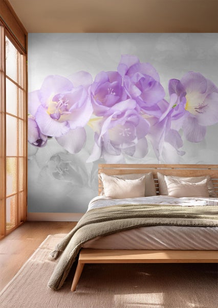 Schlafzimmer mit Fototapete mit lila Blumenmuster