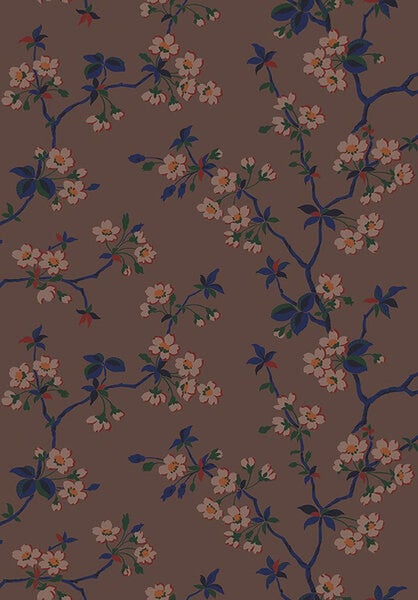 Dekoratives Interieur mit geblümter Tapete, Holzkommode und Blick in den Essbereich