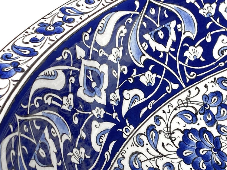 Detailaufnahme eines Tellers mit blau-weißem Blumenmuster