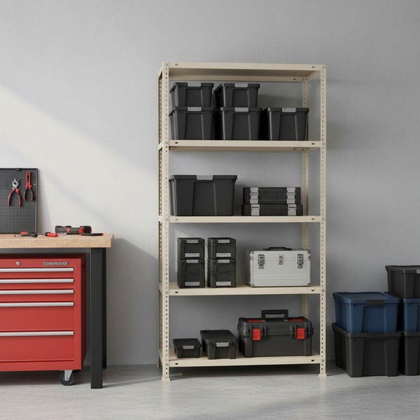 Beige farbenes Schwerlastregal aus Metall in einer organisierten Werkstatt mit verschiedenen Lagerboxen und Werkzeugkoffern.