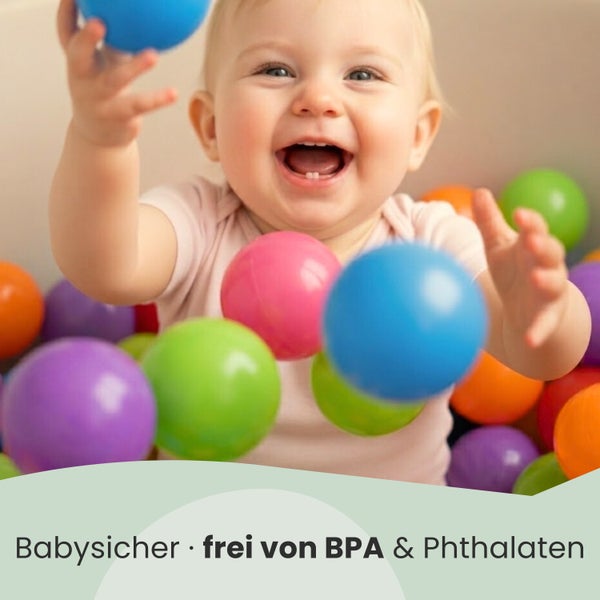 Ein Baby spielt in einem Bällebad mit Kunststoffbällen, babysicher sowie frei von BPA und Phthalaten.
