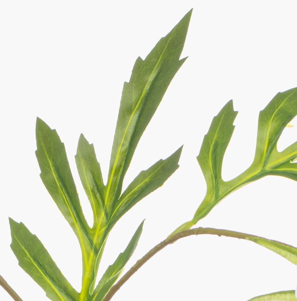 Grüner Stängel und gezackte Blätter einer Kunstblume aus Kunststoff.