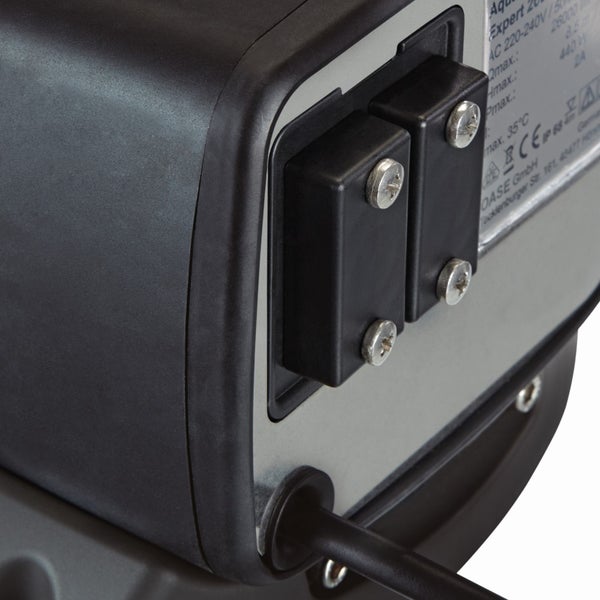 Detailansicht des Gehäuses einer OASE Teichpumpe mit Kabelanschluss, Befestigungsschrauben und technischem Typenschild.