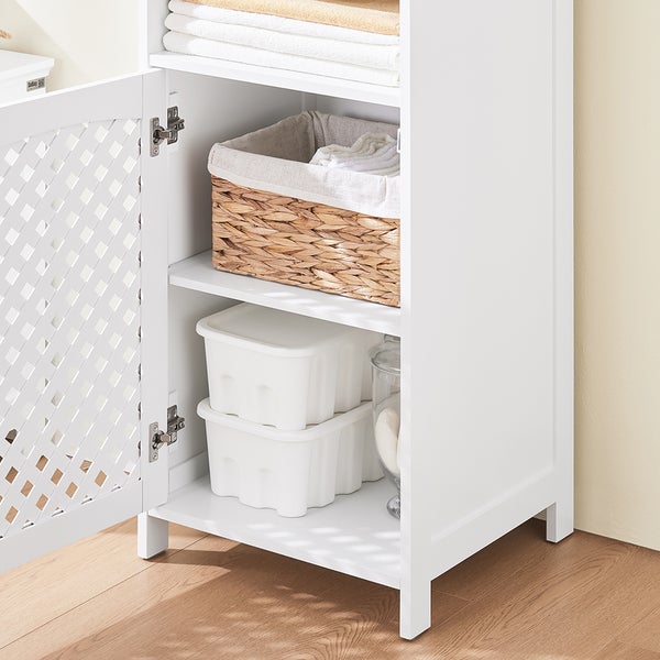 Weißer Badezimmerschrank mit offener Tür, Regalen und Aufbewahrungskörben