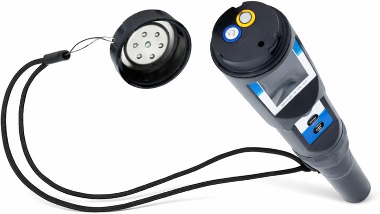 Digitales Pooltestgerät mit Display und Trageschlaufe zur Wasseranalyse.