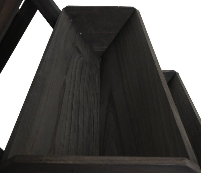 Nahaufnahme eines dunkelbraunen Holzregals mit sichtbarer Maserung.