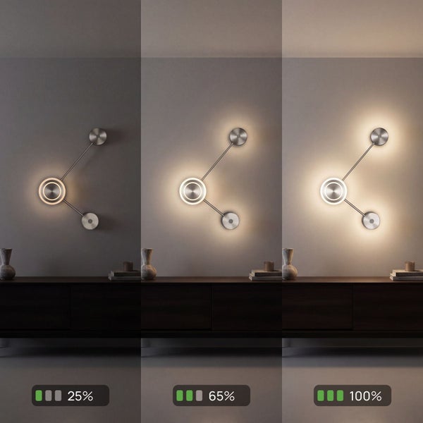 Moderne LED-Wandleuchte mit drei Lichtquellen, dargestellt in drei Dimmstufen: 25 Prozent, 65 Prozent und 100 Prozent Helligkeit.