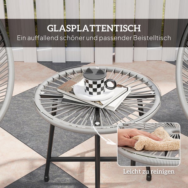 Garten Bistro Set bestehend aus zwei runden Sesseln und einem kleinen runden Tisch auf einer Terrasse mit zwei Personen.