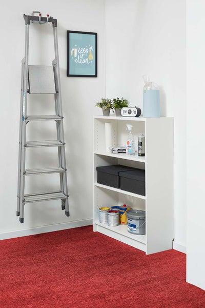 Ein organisierter Abstellraum mit einer wandmontierten Aluminium-Stufenleiter und einem weißen Regal mit Reinigungsmitteln und Farbdosen.