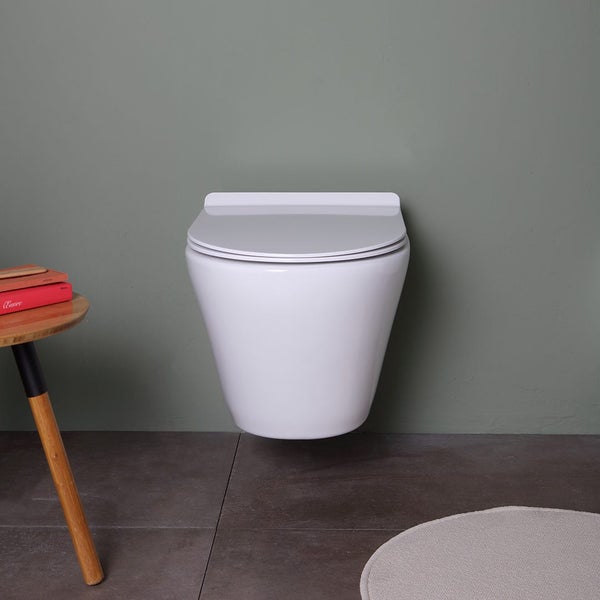 Wand-Tiefspülklosett aus Keramik im Badezimmer