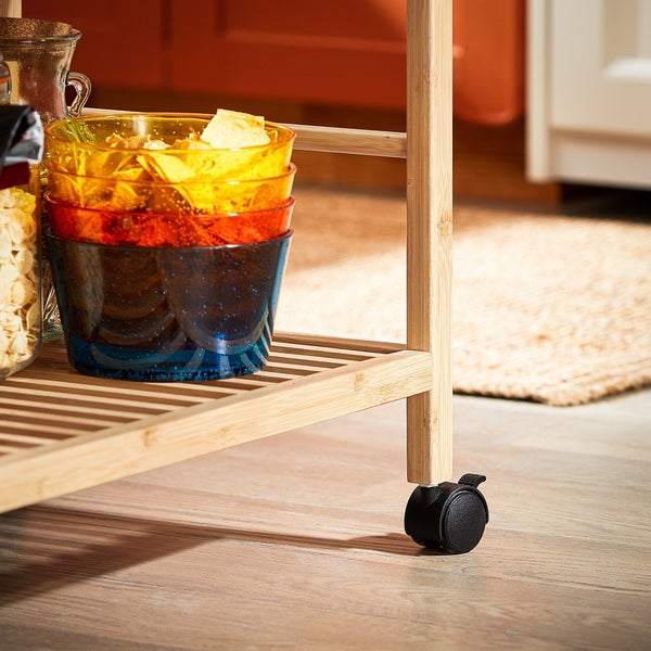 Detailansicht eines Servierwagens aus Bambus mit Schalen und Rollen