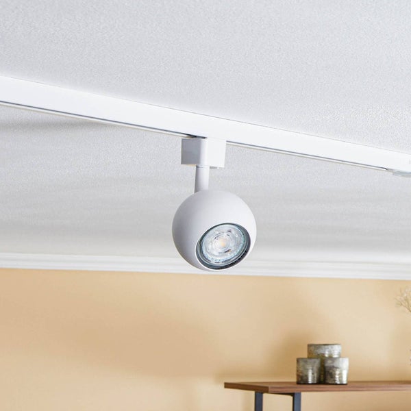 Weißer kugelförmiger Schienensystem-Strahler mit LED-Leuchtmittel, montiert an einer weißen Deckenschiene.